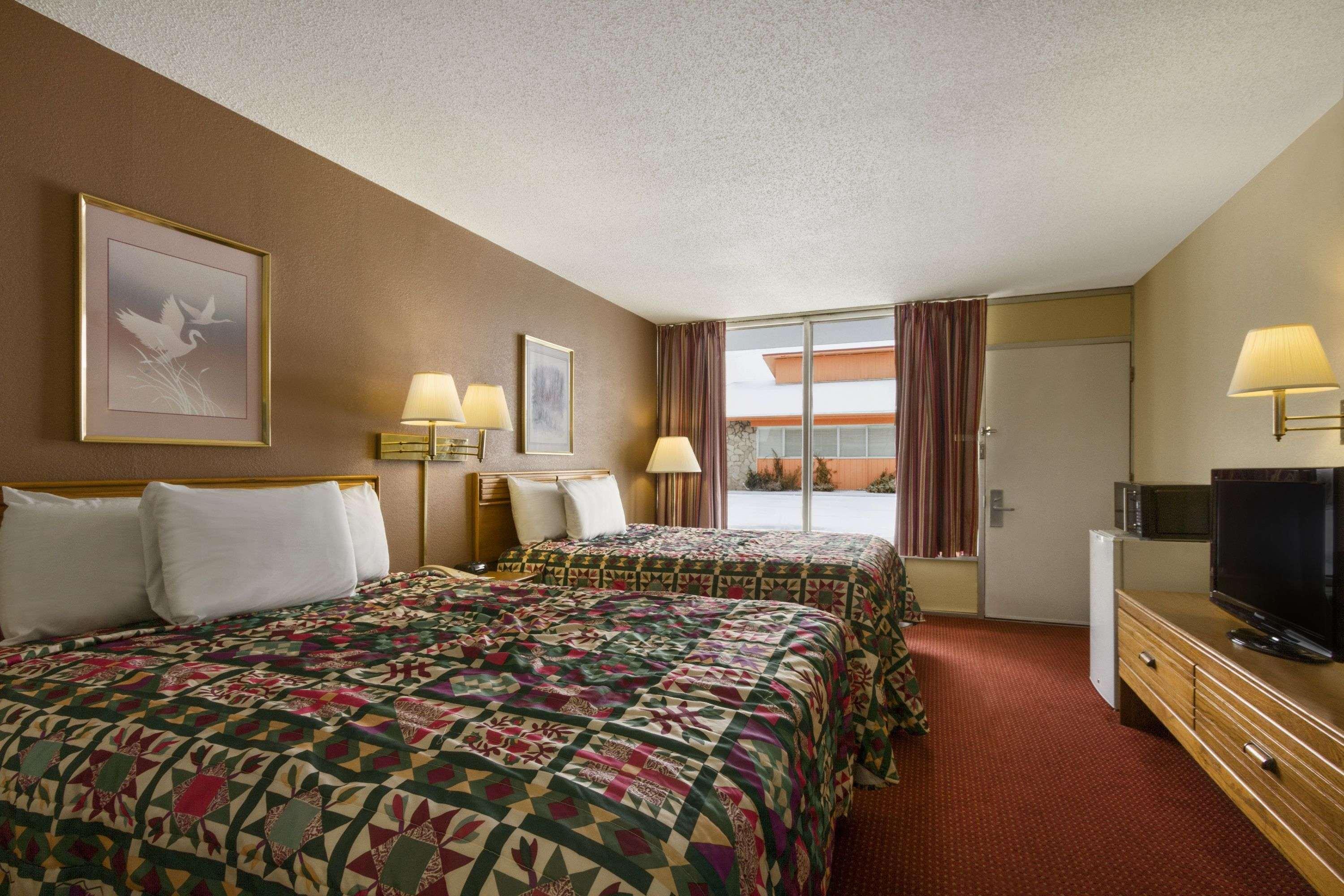 Days Inn By Wyndham White House Exterior photo